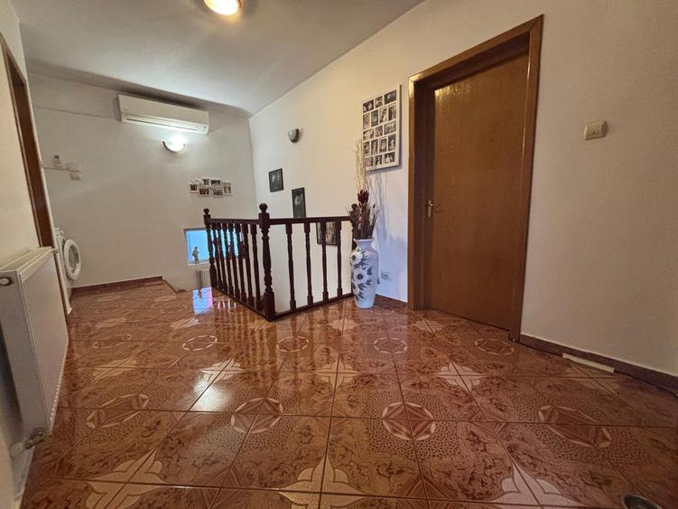 Vila de vanzare cu 2 apartamente individuale in Cartierul 23-metrou Republica