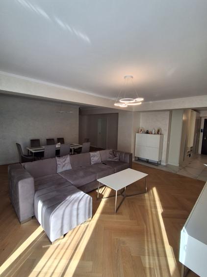 APARTAMENT DEOSEBIT DECEBAL(SPATIOS,DRESSING,2 BALCOANE,LOC DE PARCARE)