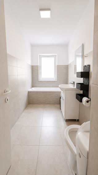 Apartament de inchiriat cu 2 camere , parcare ,etaj 1, zona Florilor