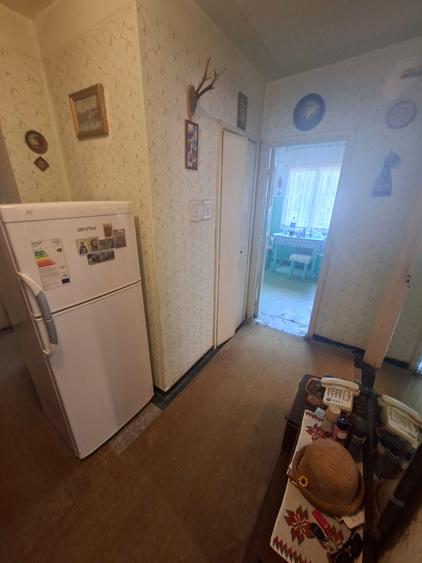 Apartament cu 4 camere, etajul 2/4, zona Podu Ros