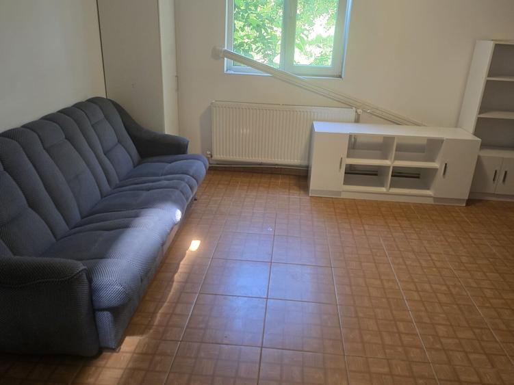 Apartament de inchiriat 3 camere zona Centru-Arcu