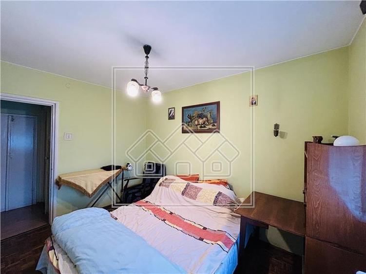 Ap cu 3 camere, balcon, Zona Strand, la cheie, zona buna