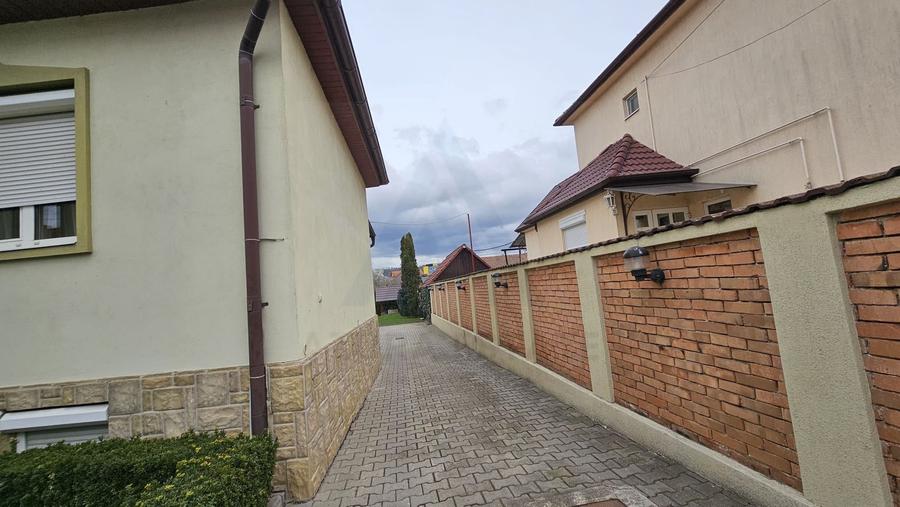 Casa 5 camere 3 bai garaj inchis si teren 700 mp utili in Lazaret