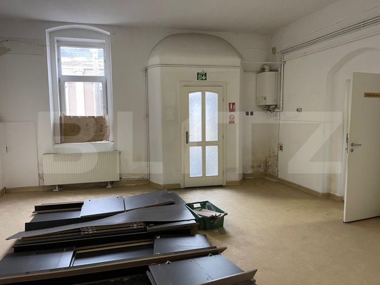 Spatiu comercial + Apartament, , zona Semicentrala
