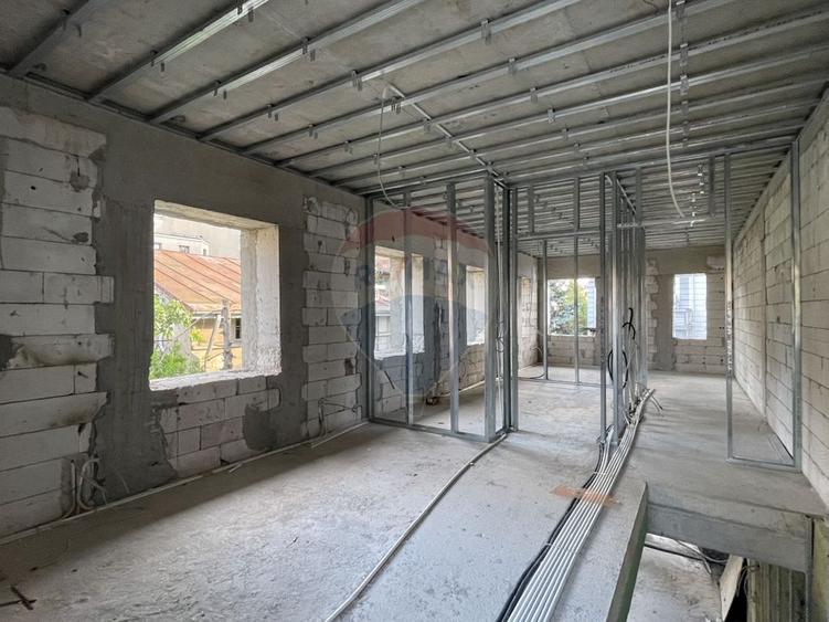 Vila in curs de renovare, teren 370mp, retras | adiacent Polona