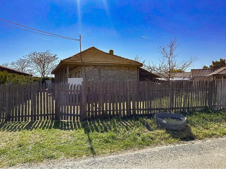 Casă din piatră cu teren 575 mp – Oportunitate renovare în Tuzla