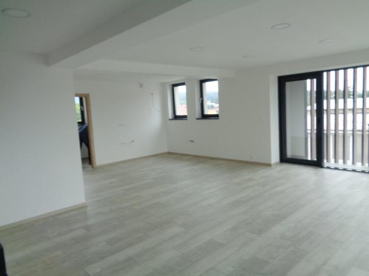 Apartament cu 4 camere in cladire de birouri