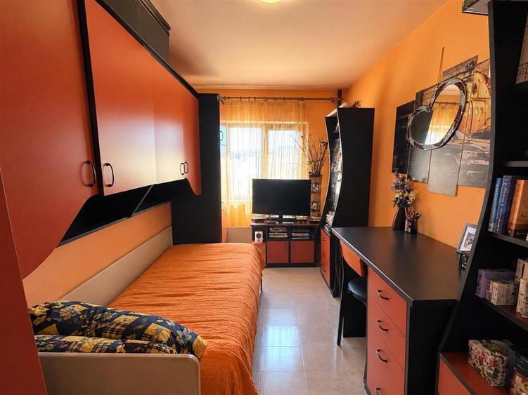 Apartament cu 3 camere, zona Nufarul