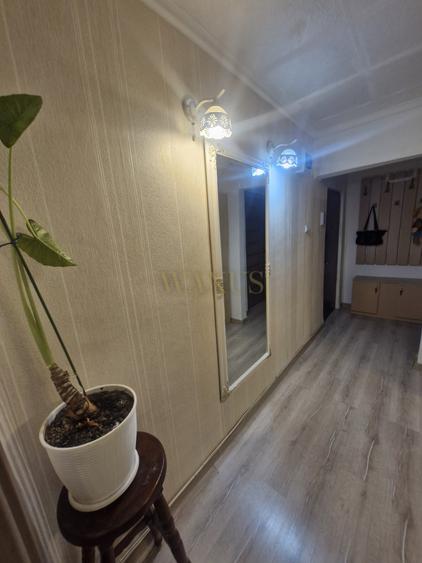Apartament 3 camere, semidecomandat, etaj 1. Zona Decebal