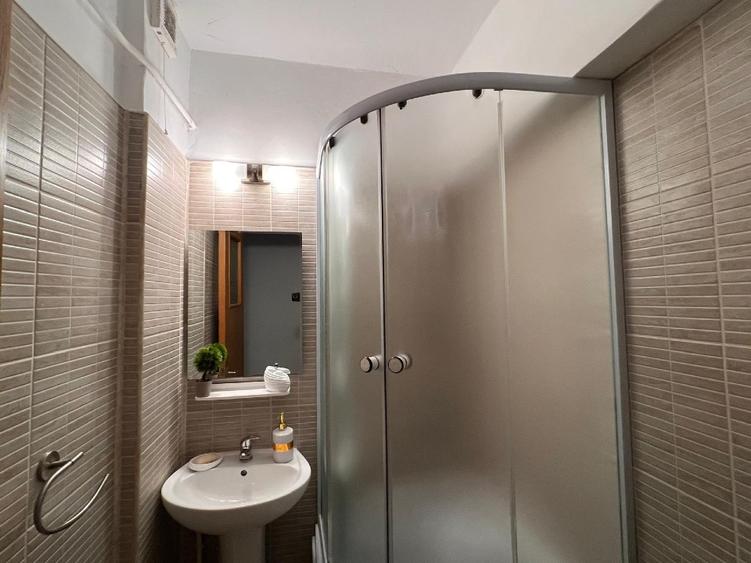 Centrul Civic, Hala Centrală, 4 camere, 94 mp, 600 €