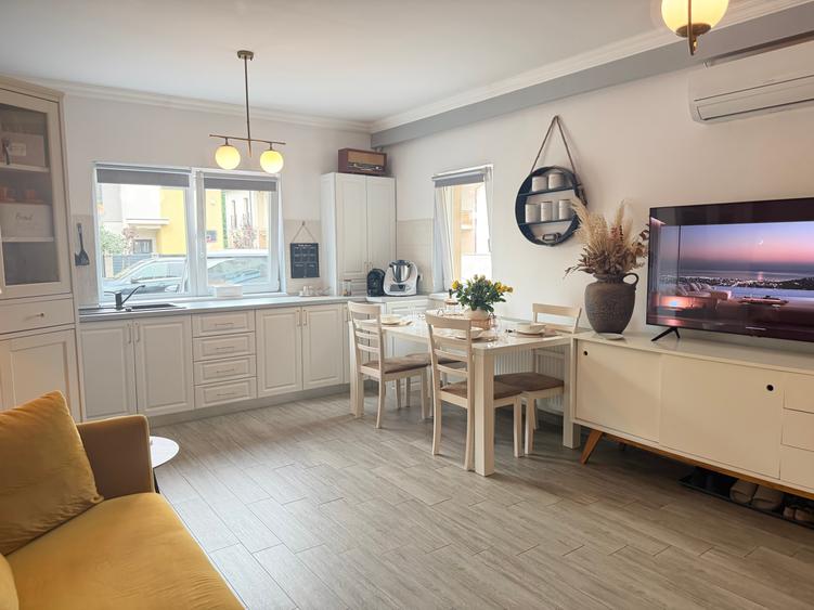 Vând apartament cu trei camere Aradului