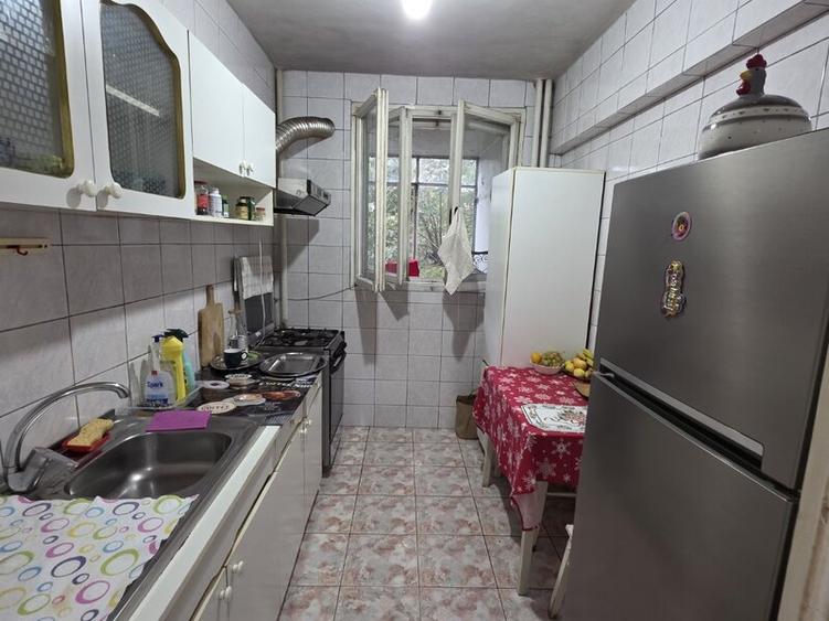 Piata Muncii, 5 minute metrou, chiar pe Basarabia, stradal, vedere spate