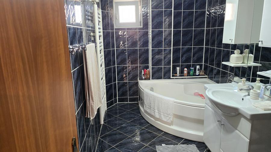 Vand apartament 3 camere decomandat in Deva, zona Dorobanti, etaj 1, mobilat
