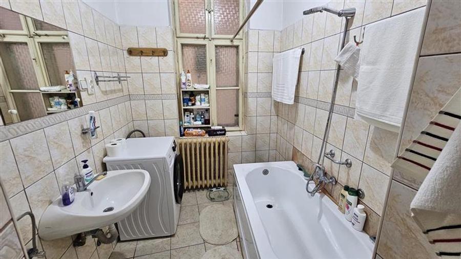 Apartament ultracentral cu curte privata