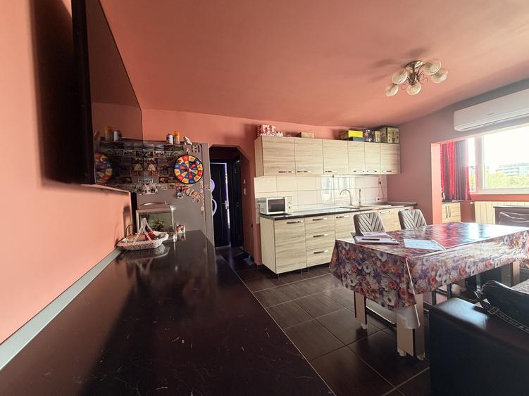 Apartament 4 camere, decomandat mp '70 utili, boxa, 10 mp cu CF etaj 3-Soarelui