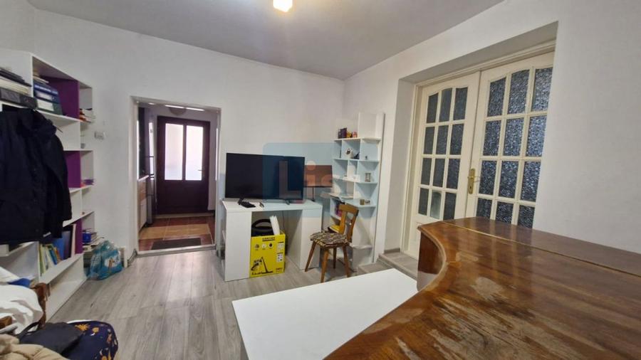 Casa Rogerius singur in curte, amenajata in doua apartamente