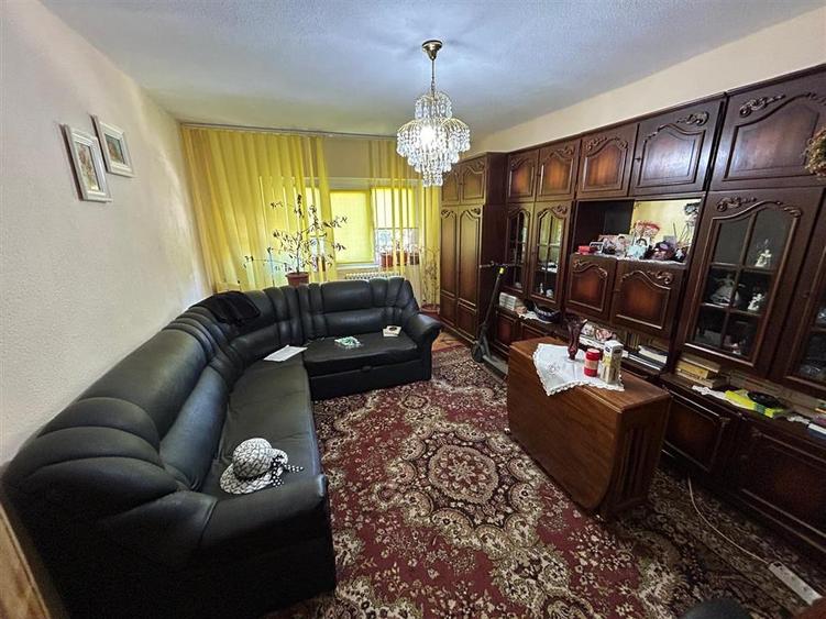 Apartament cu 3 camere de vanzare et. 2, zona Sud.