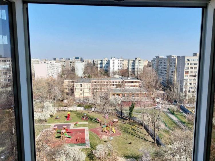 Vanzare Garsonieră 33 mp, etaj 10/10, mobilată, parcare și 2 lifturi