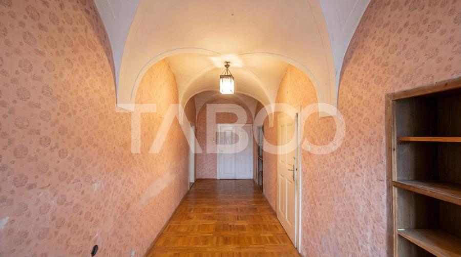 Apartament de vanzare 2 camere 81mpu + pivnita si pod Centrul Istoric