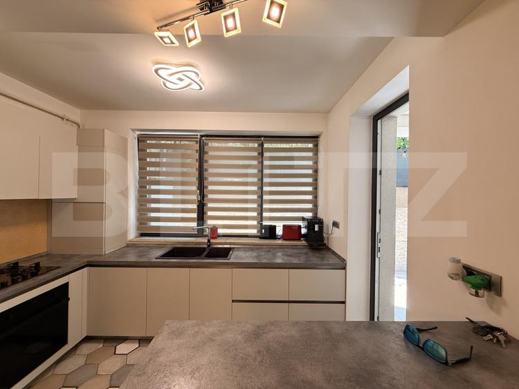 Apartament 4 camere, 112.05 mp, 2 niveluri, curte, loc de parcare, Ultracentral