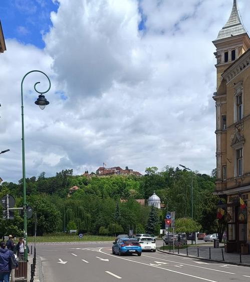 Apartament cu pod mansardabil in casa ingrijita - Piata Sfatului , Republicii