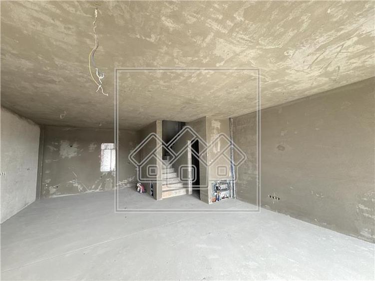 Casa cu 4 camere, 3 bai, teren de 284 mp, 2 locuri de parcare