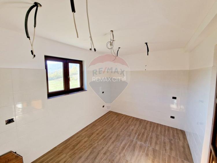Casă / Vilă cu 8 camere de vânzare în zona Balaur - 36