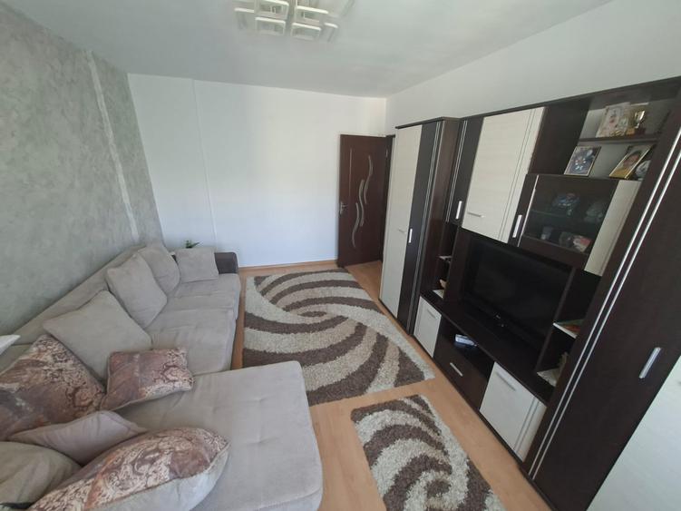 Apartament cu 3 camere, decomandat, etajul 4/8, zona Pacurari