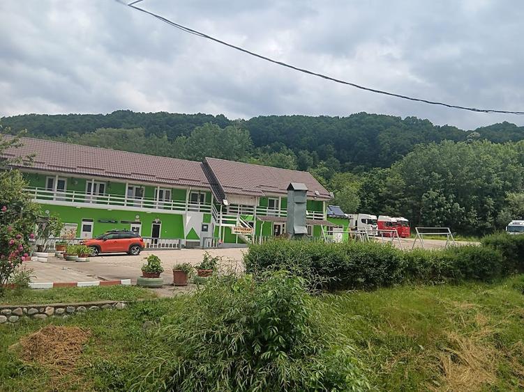 Vand pensiune si hotel la DN7/E81 Pitesti- Rm Valcea, teren 4 ha, 25euro/mp