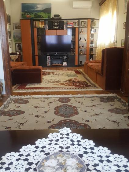Vanzare vila zona Titulescu cu trei apartamente piscina garaj gradina foisor