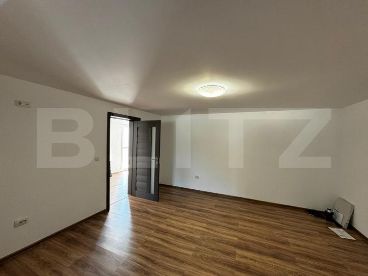Casă cu 5 camere și spațiu comercial, teren 4079mp, zona Stremț - Teius