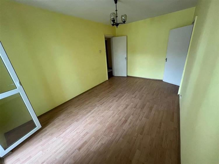 Apartament 4 camere, etaj 1/4, zona Mausoleul Eroilor - Sud