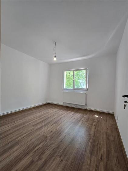 Etaj 1 - Piata Dacia, 4 camere decomandat cu 2 bai, liber