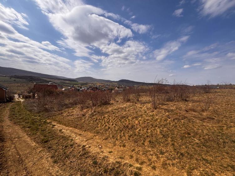 Teren extravilan, situat la limita cu intravilanul, în zona Sigmir