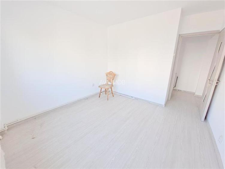 Apartament 3 decomandate, etaj 1, renovat, zona Ura