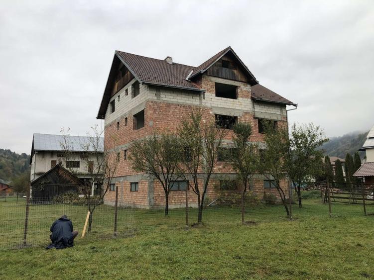 CASA LA ROSU CU PROIECT PENSIUNE - 712 MP