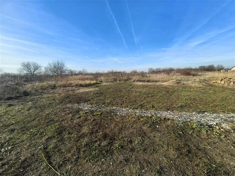 Teren 400 mp in Confectii cu 2 fronturi stradale