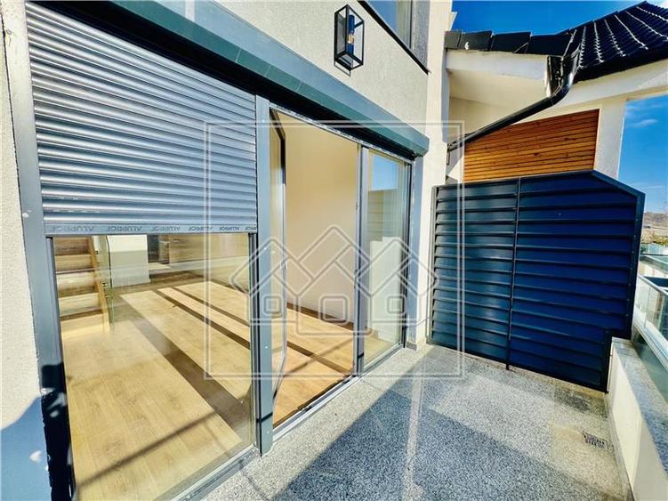 Penthouse 2 camere, bucatarie separata, geam la baie