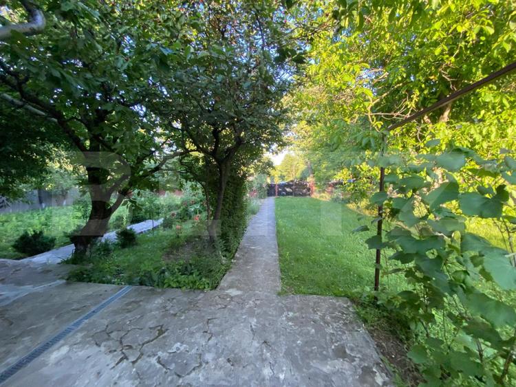 Casă solidă de vânzare 120mp, 1840mp teren la strada principala Paun