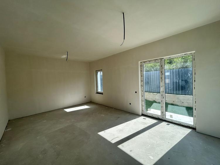 CASA TRIPLEX DE VÂNZARE ÎN FLOREȘTI