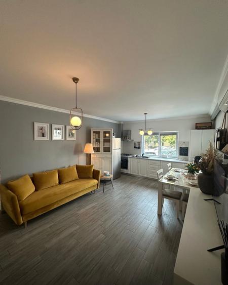 Vând apartament cu trei camere Aradului