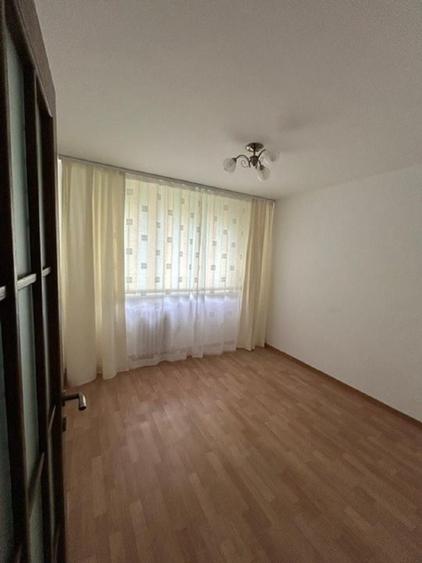 Prima inchiriere 3 camere, complet renovat, loc parcare asigurat.