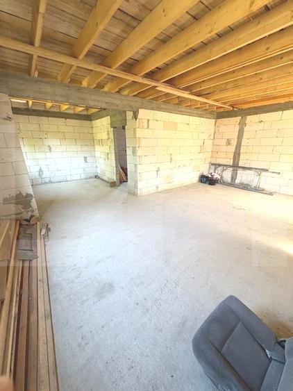 Casă 100 mp cu mansardă necompartimentată, exterior finalizat, teren 500 mp