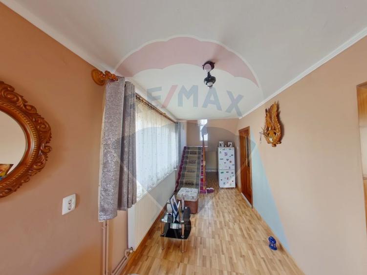 Casă cu 5 camere de vânzare, str. Dragoș Vodă
