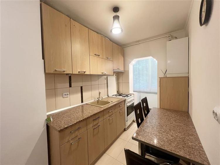 Apartament 2 camere decomandat, etajul 1 mobilat si utilat , parcare