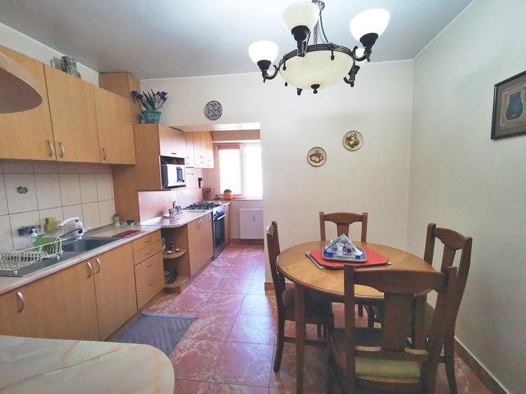 Vanzare 4 cam modern,complet renovat 100 mp, boxa si parcare ADP zona Parlament