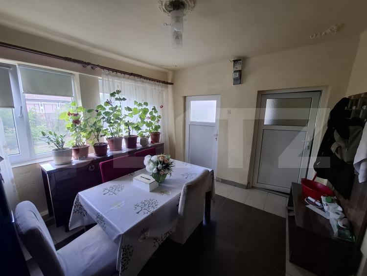 Casa 2 camere, 100 mp, anexe de vanzare, zona Gelu