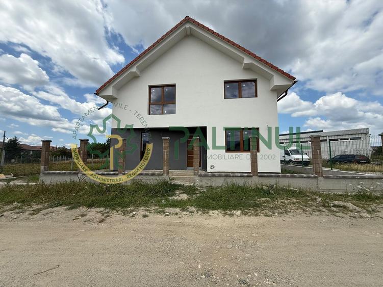 Casă de vânzare în Tălmaciu, spațiu generos, exterior la cheie, interior la alb