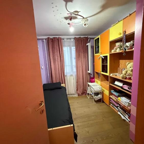 Apartament 3 camere, etajul 2/4, zona Mircea cel Batran
