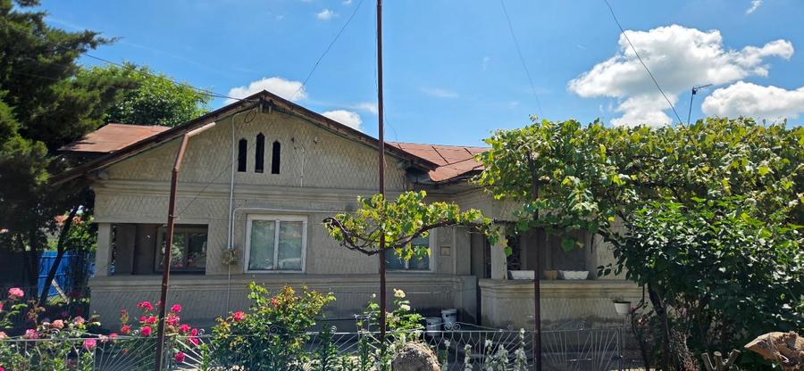 Casă solidă cu curte generoasă 800 mp, baie, apă curentă și canalizare, Poienari